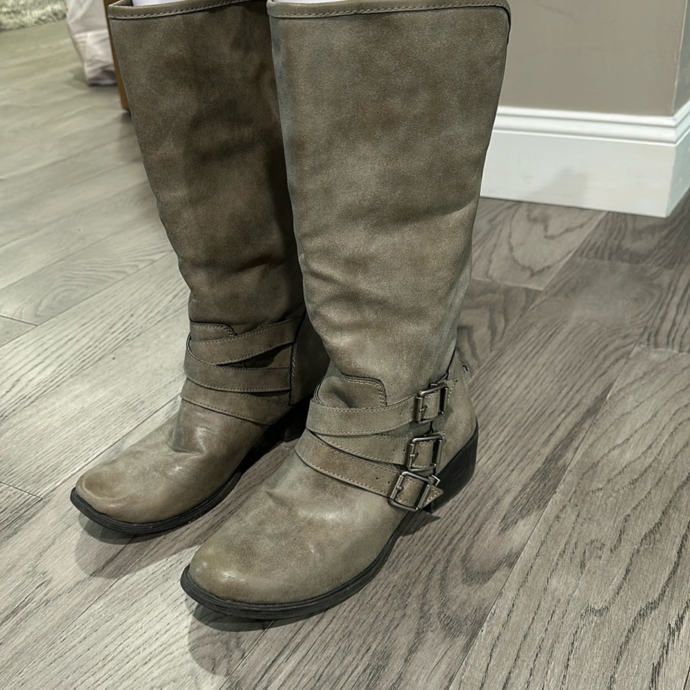 Taupe/gray three buckle boot